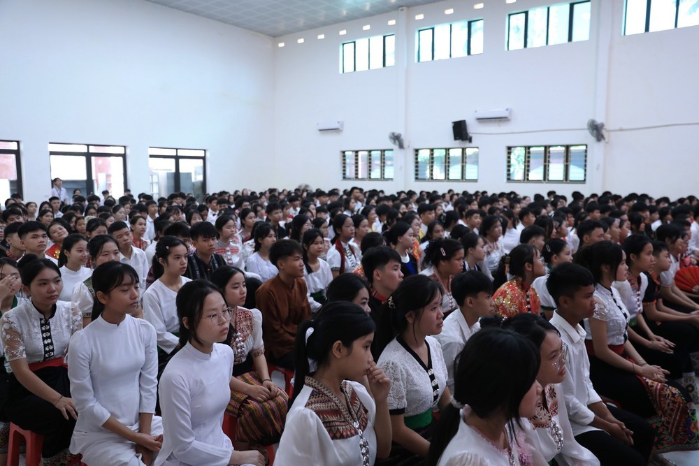 Vang tiếng trống khai trường nơi lũ đi qua - Ảnh 2.