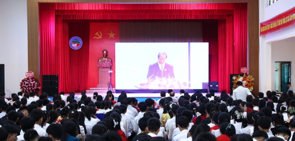 Vang tiếng trống khai trường nơi lũ đi qua - Ảnh 1.