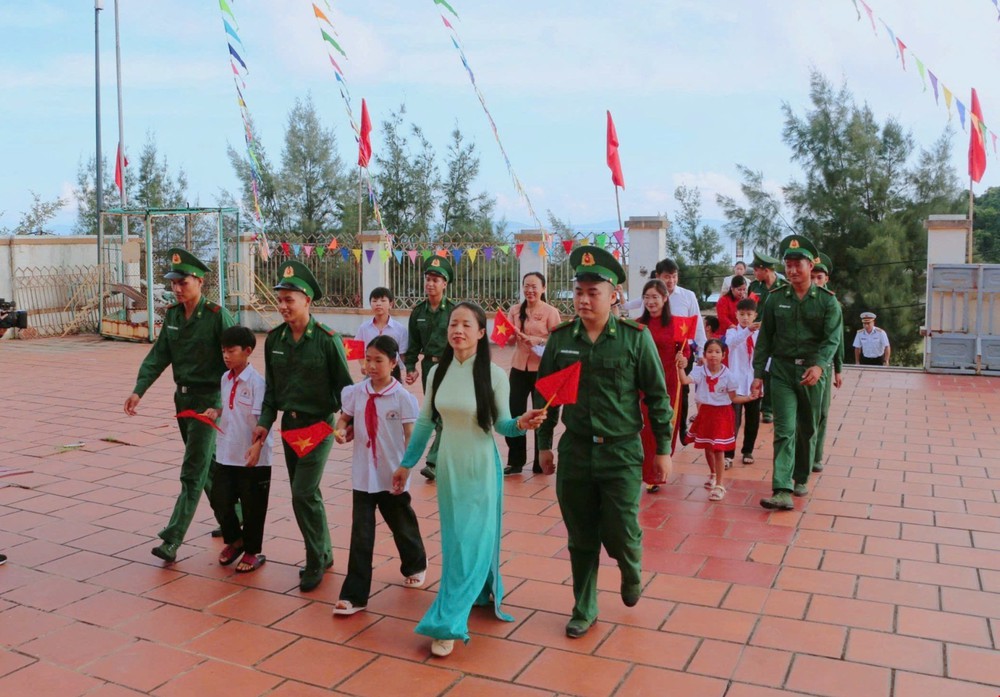 Khai trường nơi đảo xa: Trang trọng và ý nghĩa - Ảnh 5.