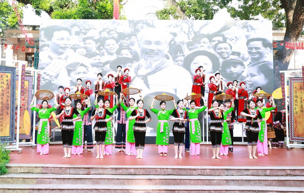Ngày tựu trường nơi địa đầu Tổ quốc: Giữ gìn bản sắc, nuôi dưỡng khát vọng - Ảnh 2.