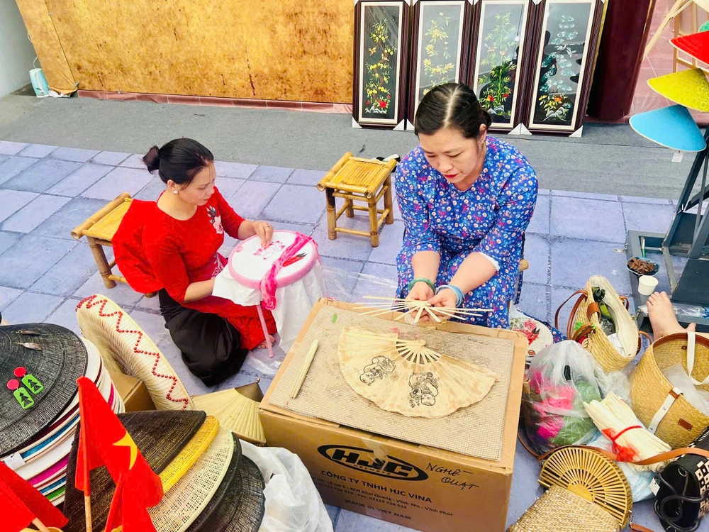 Không gian “Truyền thống và Sáng tạo Hà Nội 2025”: Nơi hội tụ tinh hoa Thủ đô xưa và nay - Ảnh 2.