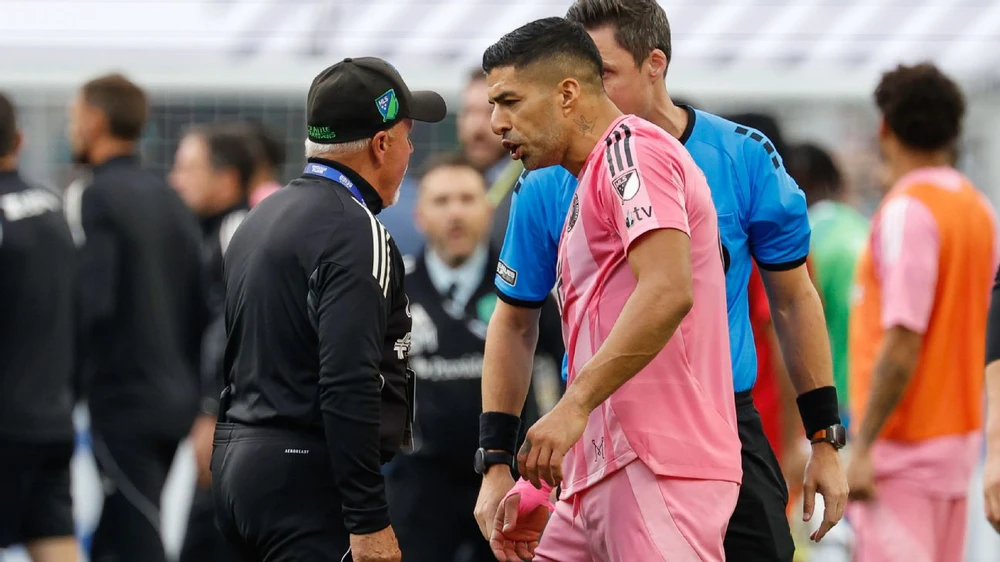 Luis Suarez Bị Cấm Thi Đấu 6 Trận Vì 'Phun Mưa': Lùm Xùm Cả Sự Nghiệp Bởi... Cái Miệng - Ảnh 1. Luis Suarez Bị Cấm Thi Đấu 6 Trận Vì 'Phun Mưa': Lùm Xùm Cả Sự Nghiệp Bởi... Cái Miệng - Ảnh 1.