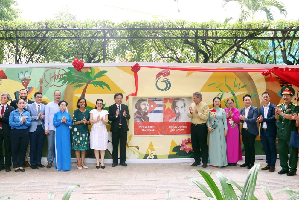 Khánh thành tranh tường cổ động tình hữu nghị Việt Nam - Cuba - Ảnh 2.