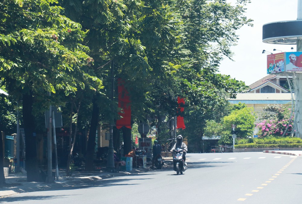 Dự báo thời tiết hôm nay 6/9: Hà Nội nắng nóng trên 36°C, Nam Trung Bộ và Nam Bộ đề phòng mưa lớn, lốc, sét - Ảnh 1.