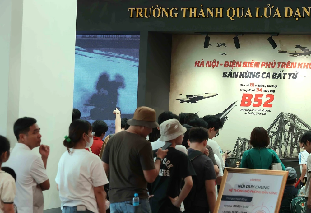 Người dân tiếp tục tới tham quan Triển lãm &quot;80 năm Độc lập – Tự do – Hạnh phúc&quot; - Ảnh 5.