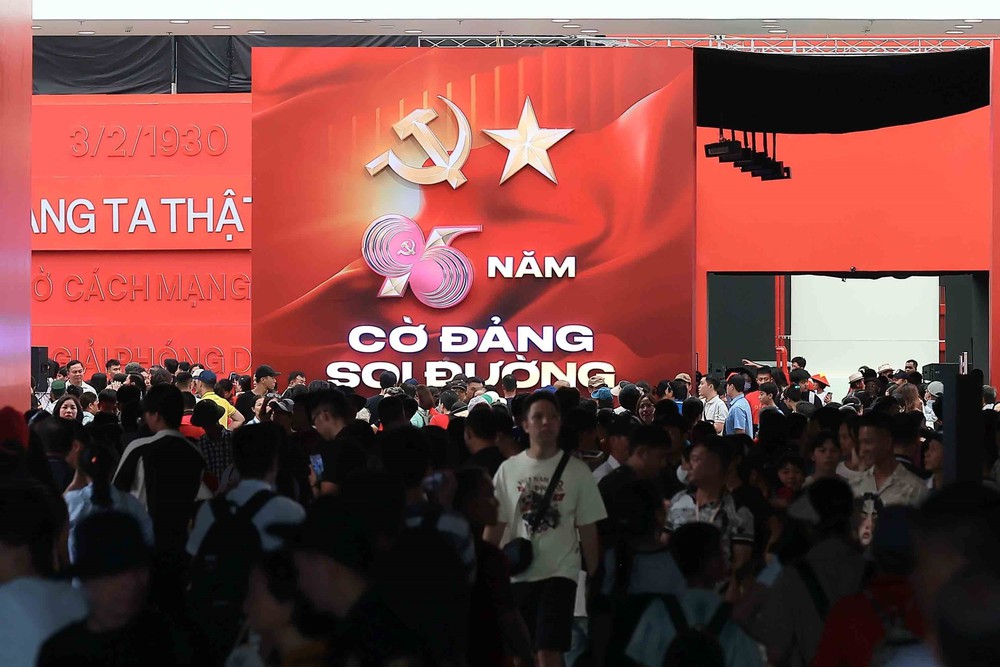 Người dân tiếp tục tới tham quan Triển lãm &quot;80 năm Độc lập – Tự do – Hạnh phúc&quot; - Ảnh 1.