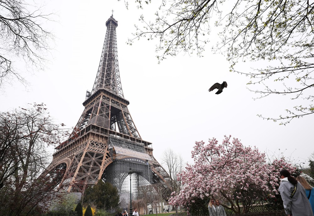 Pháp khắc tên 72 nữ học giả xuất chúng lên tháp Eiffel - Ảnh 2.