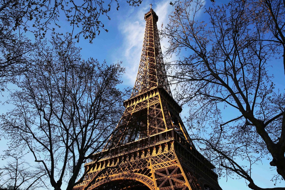 Pháp khắc tên 72 nữ học giả xuất chúng lên tháp Eiffel - Ảnh 1.