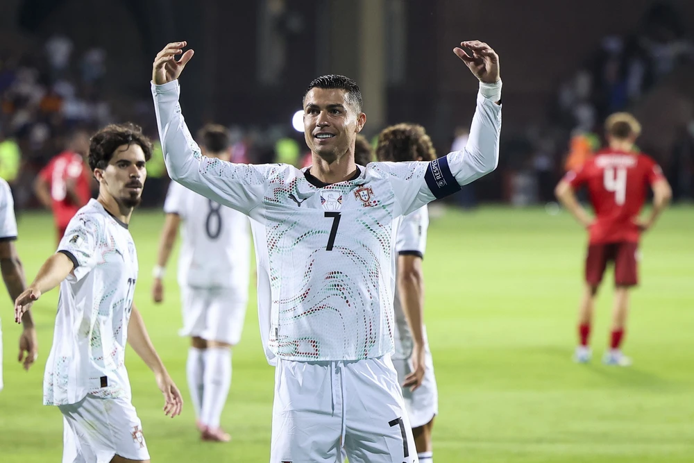 Ronaldo đang bay đến cột mốc 1.000 bàn - Ảnh 1.