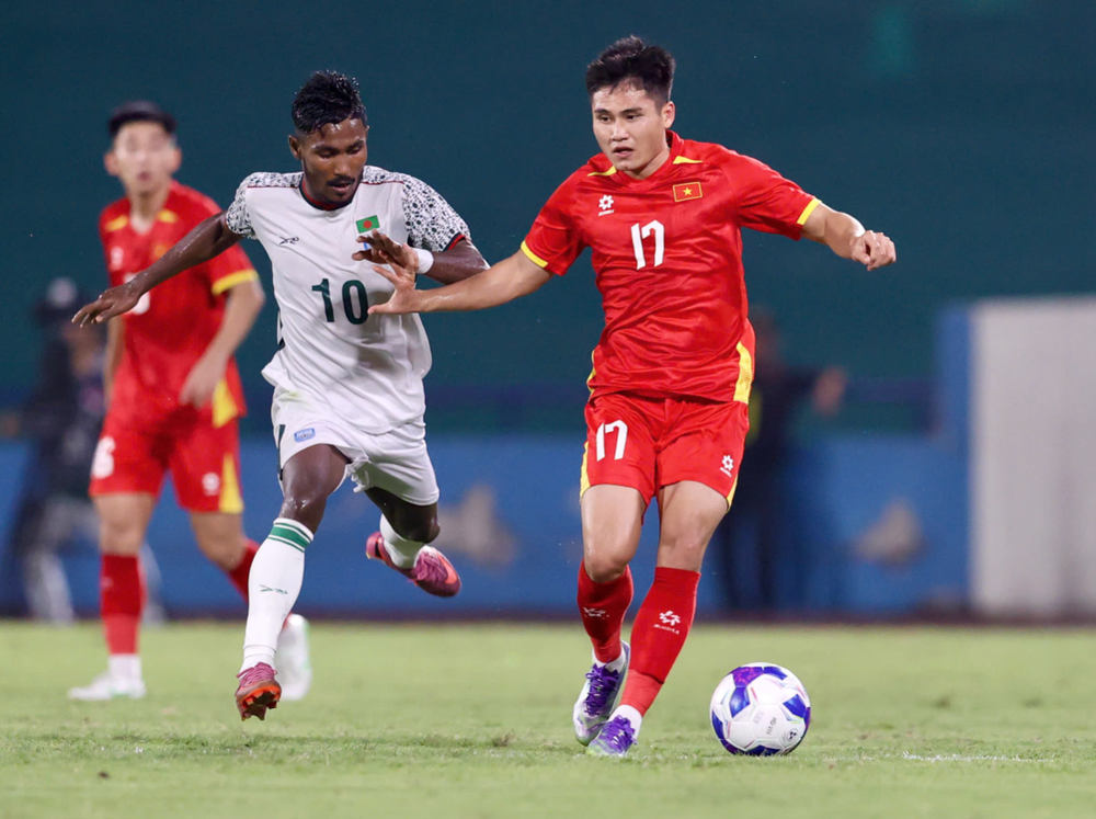 Cánh trái tạo khác biệt cho HLV Kim Sang Sik - Ảnh 2.