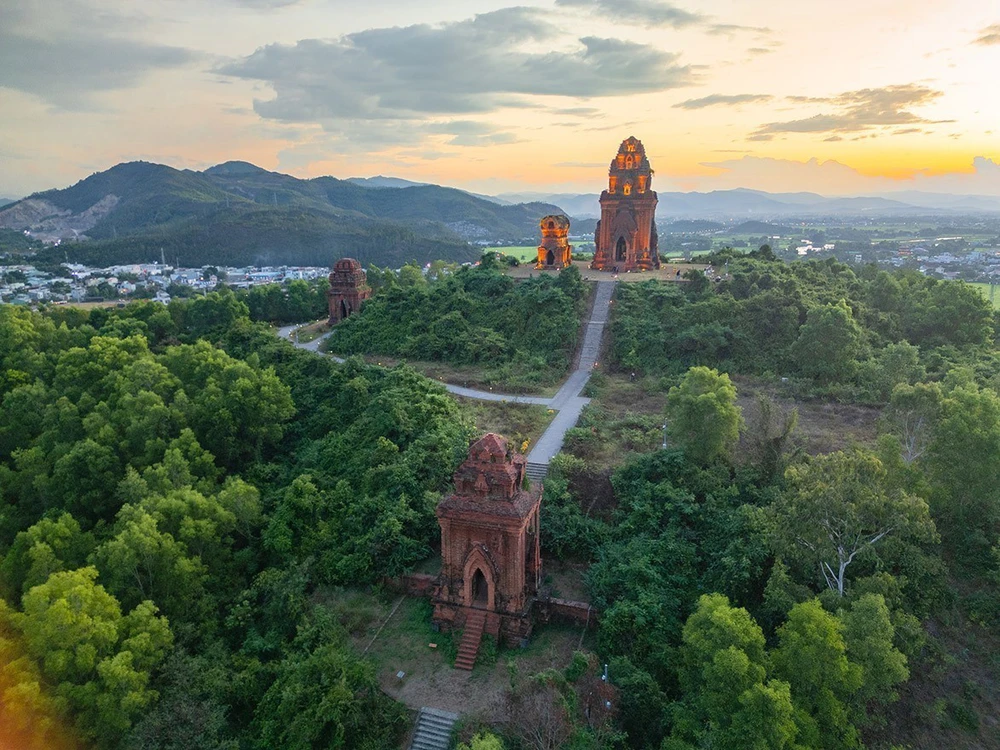 Tháp Bánh Ít - quần thể kiến trúc, văn hóa đặc sắc của người Chăm cổ - Ảnh 1. Tháp Bánh Ít - quần thể kiến trúc, văn hóa đặc sắc của người Chăm cổ - Ảnh 1.