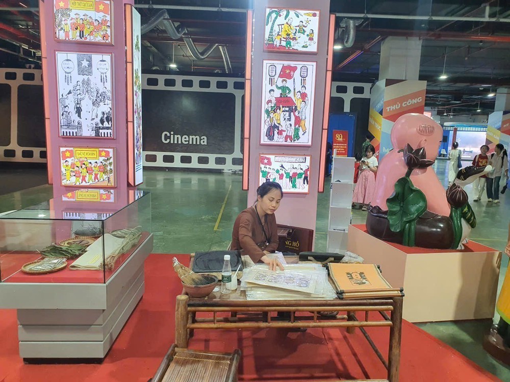 Tranh Đông Hồ tại Triển lãm thành tựu đất nước: Màu dân tộc sáng bừng trên giấy điệp - Ảnh 1.