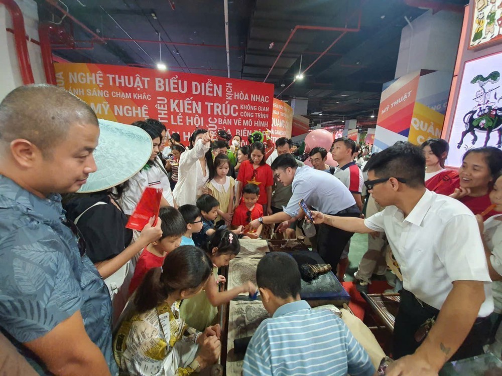 Tranh Đông Hồ tại Triển lãm thành tựu đất nước: Màu dân tộc sáng bừng trên giấy điệp - Ảnh 4.