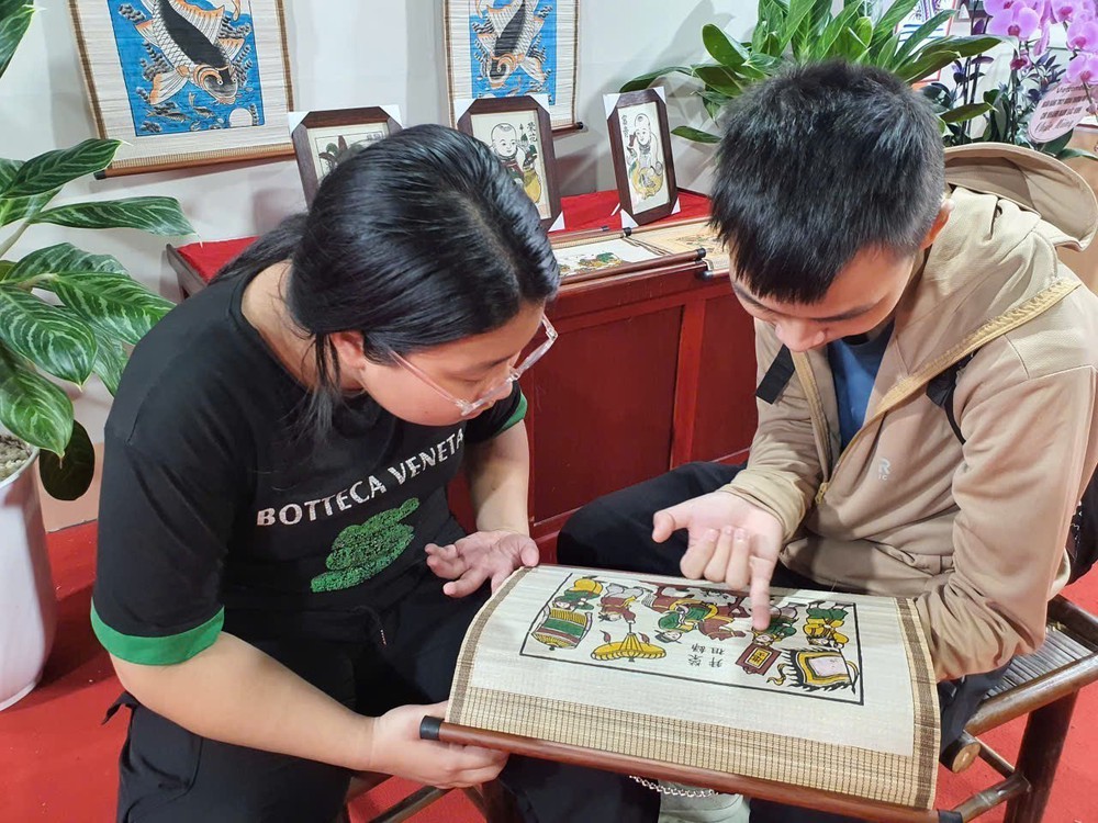 Tranh Đông Hồ tại Triển lãm thành tựu đất nước: Màu dân tộc sáng bừng trên giấy điệp - Ảnh 3.