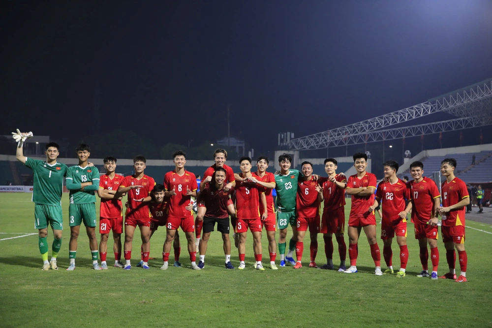 HLV Hoàng Văn Phúc: “Hãy kiên nhẫn với cầu thủ trẻ” - Ảnh 1.