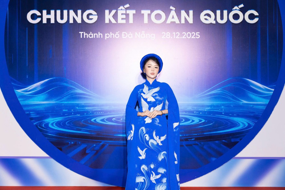 Hoa hậu Annie Nguyễn đằm thắm với áo dài trên thảm đỏ - Ảnh 1. Hoa hậu Annie Nguyễn đằm thắm với áo dài trên thảm đỏ - Ảnh 1.