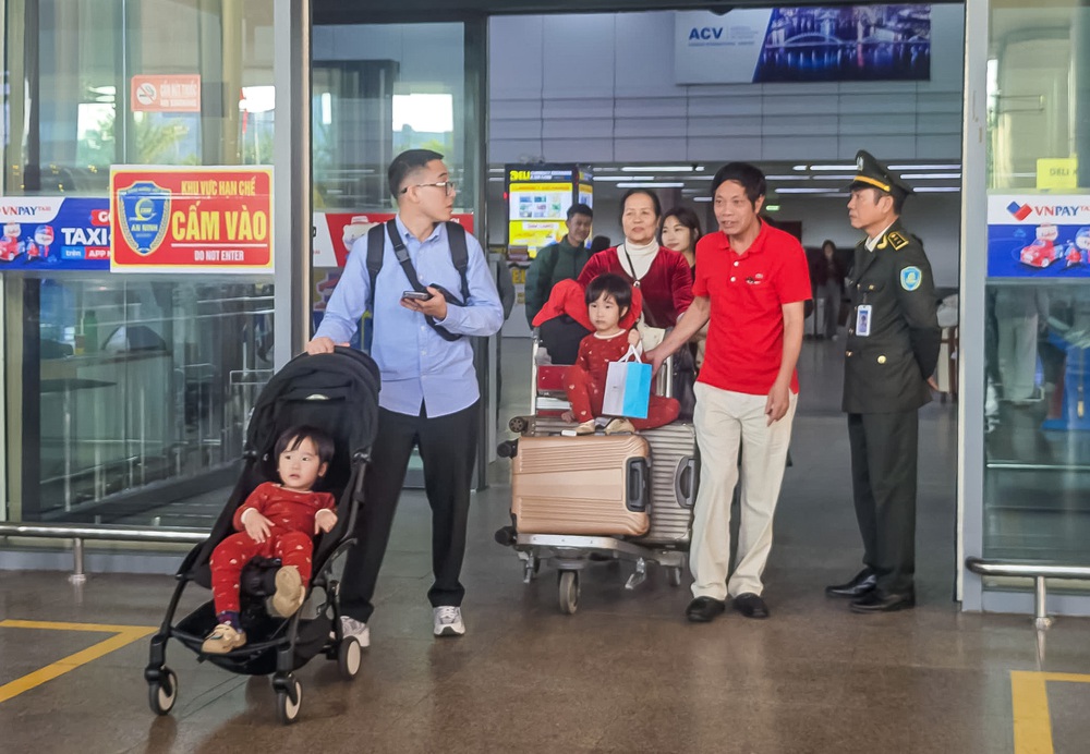 Đà Nẵng rộn ràng đón những du khách đầu tiên năm 2026 - Ảnh 1.