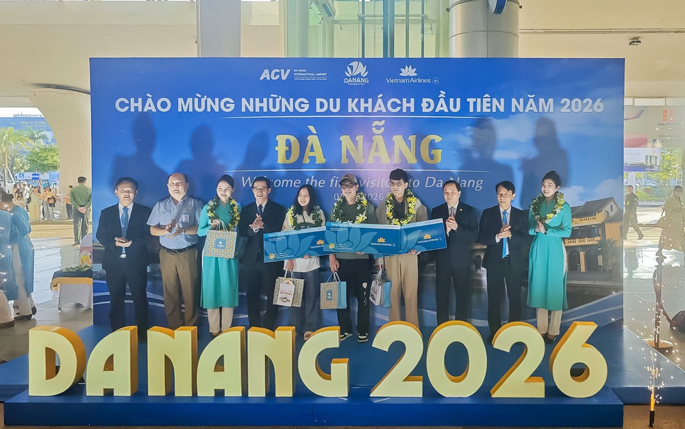 Đà Nẵng rộn ràng đón những du khách đầu tiên năm 2026 - Ảnh 2.