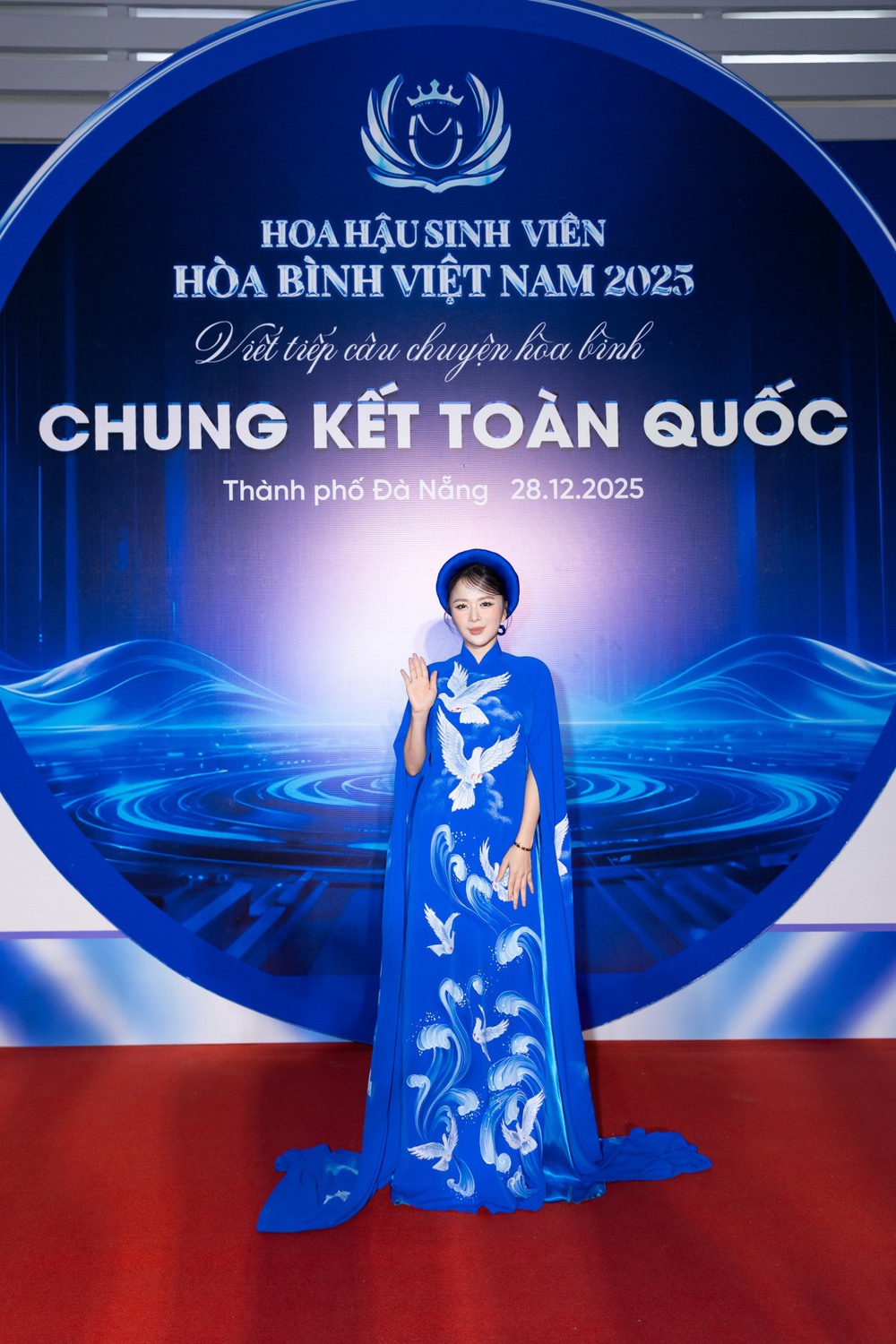 Hoa hậu Annie Nguyễn đằm thắm với áo dài trên thảm đỏ - Ảnh 2. Hoa hậu Annie Nguyễn đằm thắm với áo dài trên thảm đỏ - Ảnh 2.