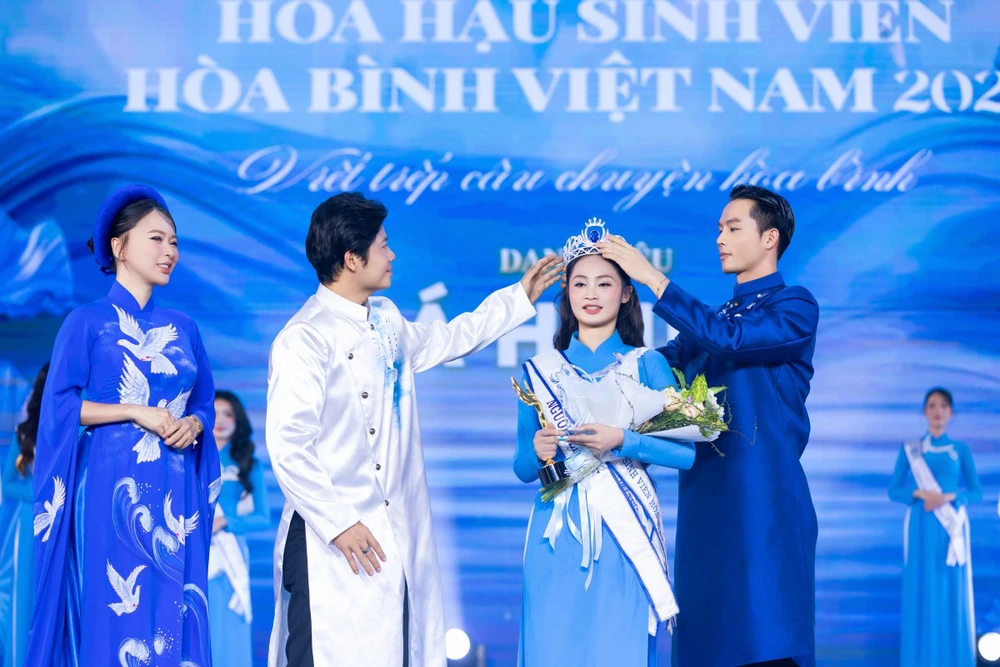 Hoa hậu Annie Nguyễn đằm thắm với áo dài trên thảm đỏ - Ảnh 3. Hoa hậu Annie Nguyễn đằm thắm với áo dài trên thảm đỏ - Ảnh 3.