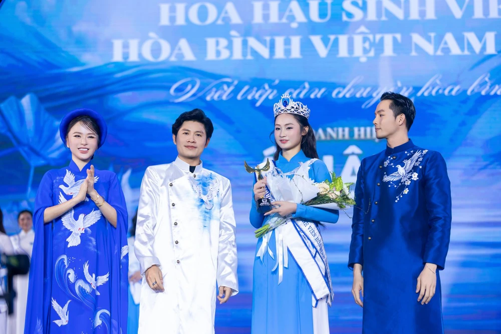 Hoa hậu Annie Nguyễn đằm thắm với áo dài trên thảm đỏ - Ảnh 4. Hoa hậu Annie Nguyễn đằm thắm với áo dài trên thảm đỏ - Ảnh 4.