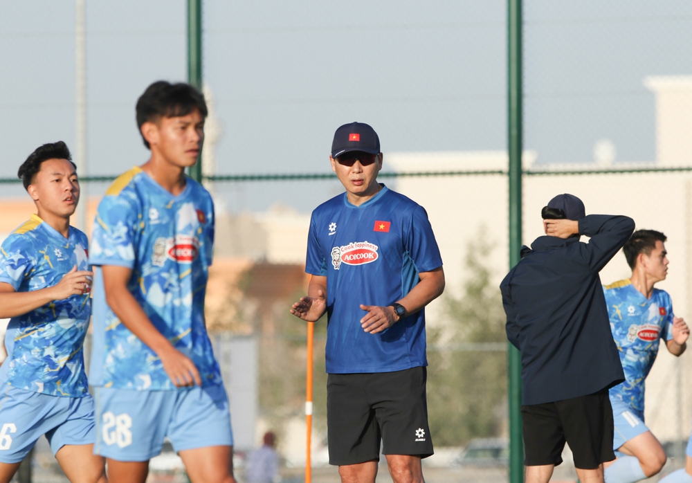 Tin nóng bóng đá Việt hôm nay 2/1: U23 Việt Nam tập căng trước khi sang Saudi Arabia; CLB Hà Tĩnh thử việc cầu thủ Việt kiều Pháp - Ảnh 1.