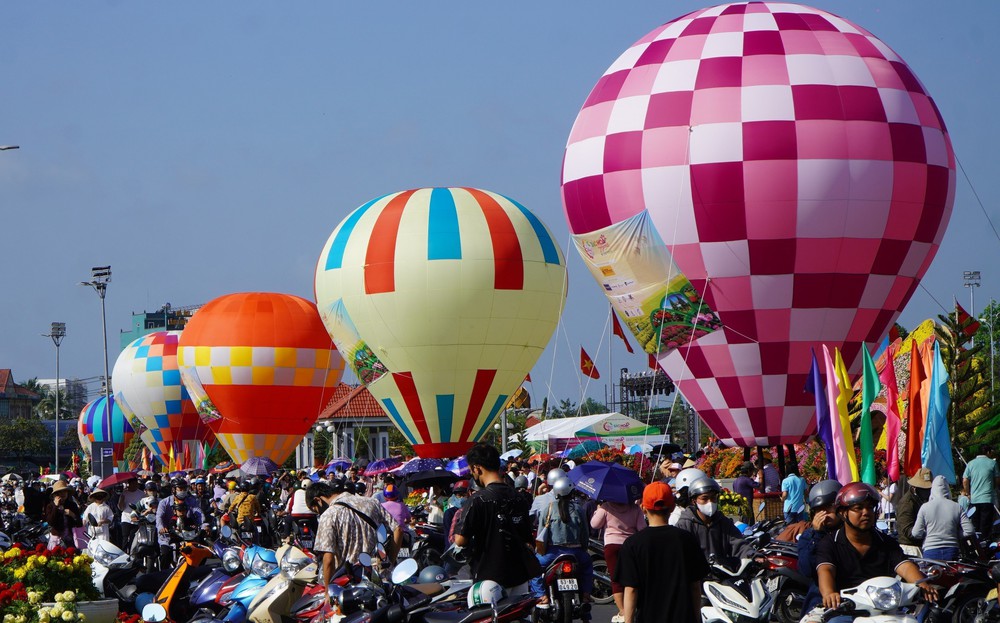 Bầu trời Sa Đéc (Đồng Tháp) đầy màu sắc khinh khí cầu - Ảnh 1.