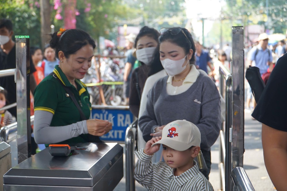 Các điểm vui chơi, giải trí nhộn nhịp du khách trong ngày đầu năm mới - Ảnh 2. Các điểm vui chơi, giải trí nhộn nhịp du khách trong ngày đầu năm mới - Ảnh 2.