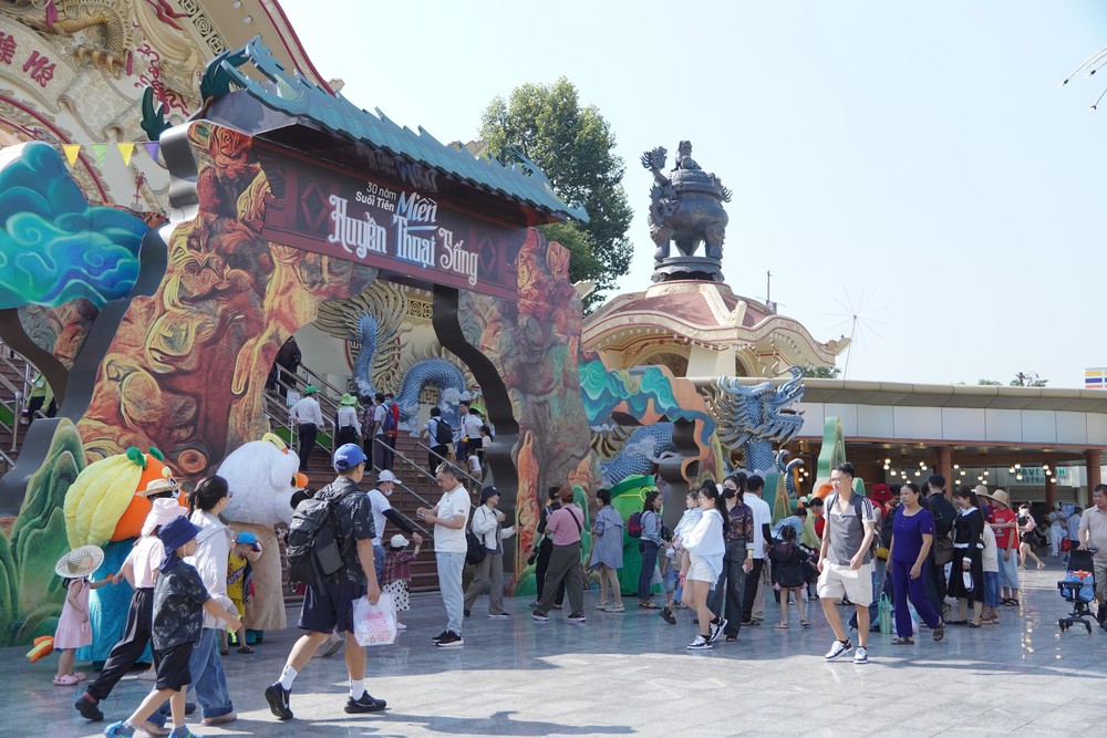 Các điểm vui chơi, giải trí nhộn nhịp du khách trong ngày đầu năm mới - Ảnh 5. Các điểm vui chơi, giải trí nhộn nhịp du khách trong ngày đầu năm mới - Ảnh 5.