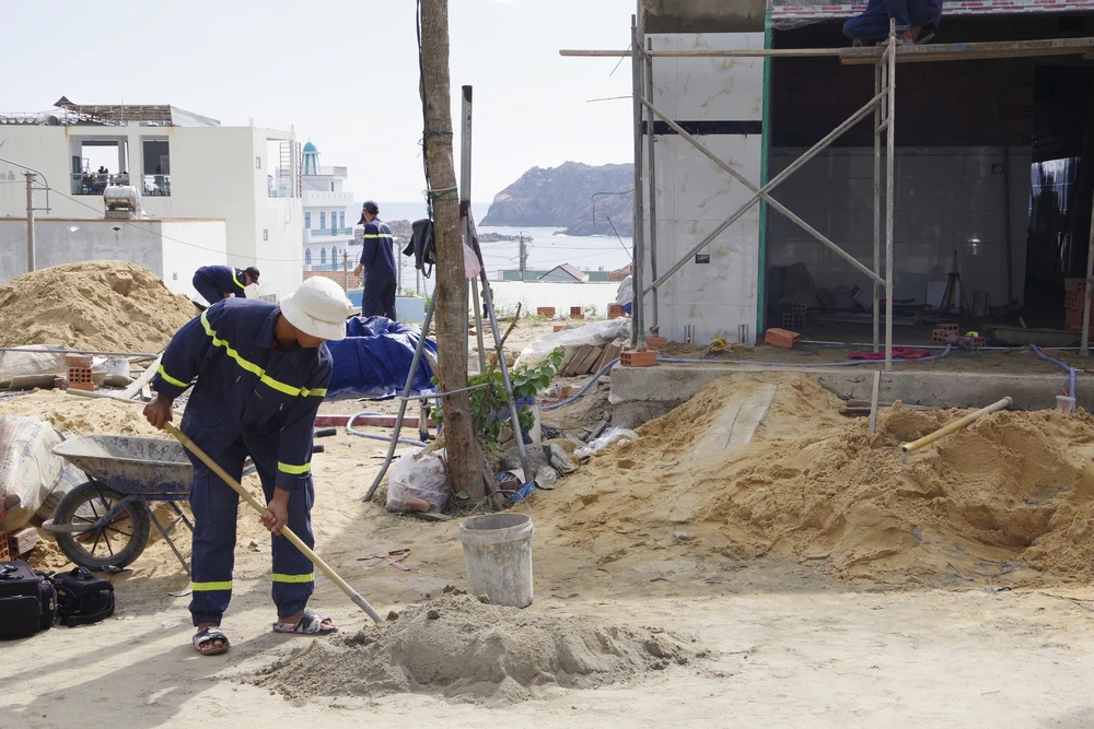 Xung kích thần tốc 15 ngày đêm đẩy nhanh tiến độ xây nhà tặng hộ dân vùng thiên tai - Ảnh 9.