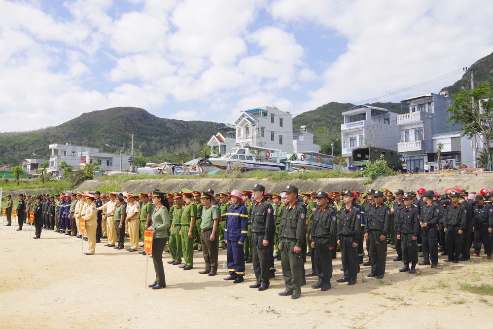 Xung kích thần tốc 15 ngày đêm đẩy nhanh tiến độ xây nhà tặng hộ dân vùng thiên tai - Ảnh 7.