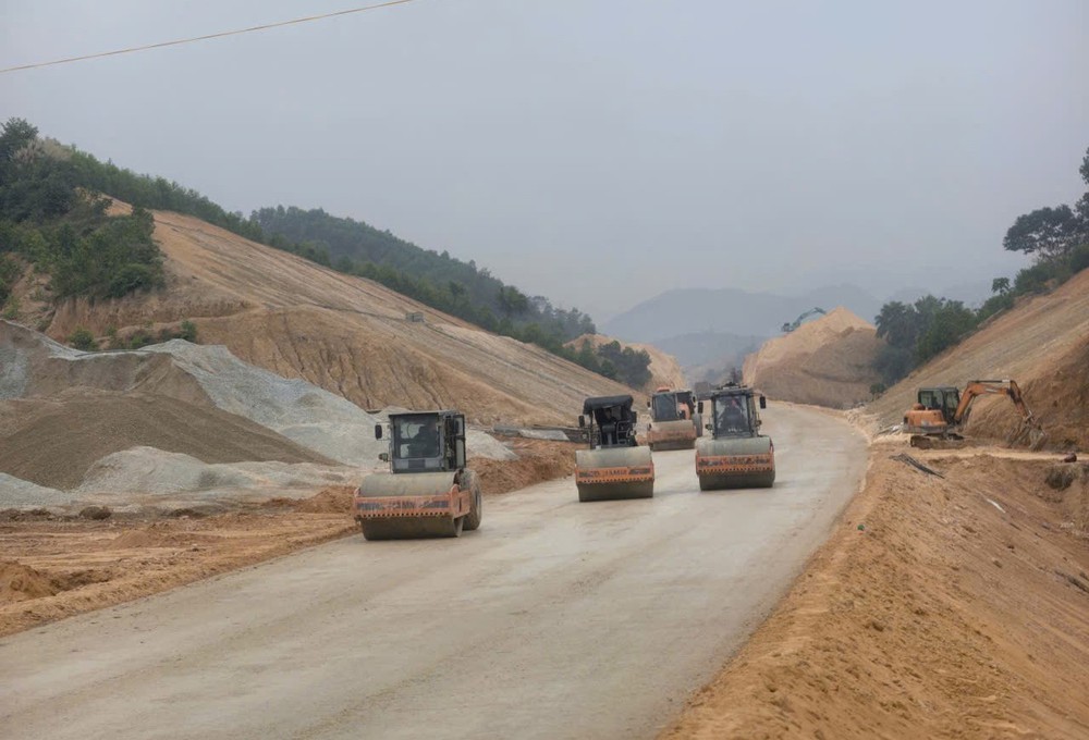 Ngày đầu năm mới rộn ràng trên các công trường trọng điểm - Ảnh 3.