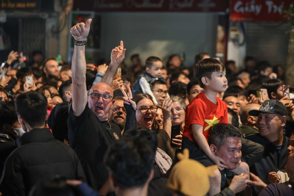 Người nước ngoài hào hứng đón năm mới 2026 tại Thủ đô Hà Nội - Ảnh 1. Người nước ngoài hào hứng đón năm mới 2026 tại Thủ đô Hà Nội - Ảnh 1.