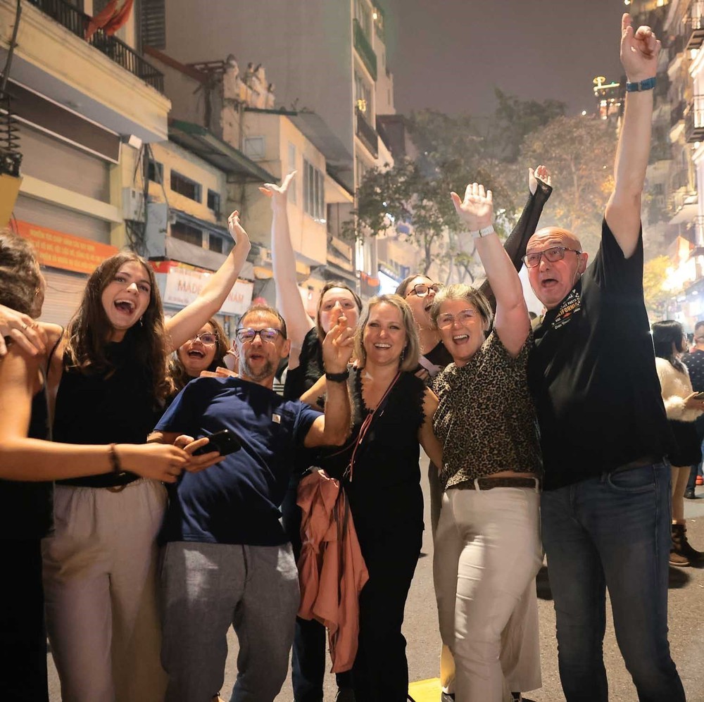 Người nước ngoài hào hứng đón năm mới 2026 tại Thủ đô Hà Nội - Ảnh 2. Người nước ngoài hào hứng đón năm mới 2026 tại Thủ đô Hà Nội - Ảnh 2.