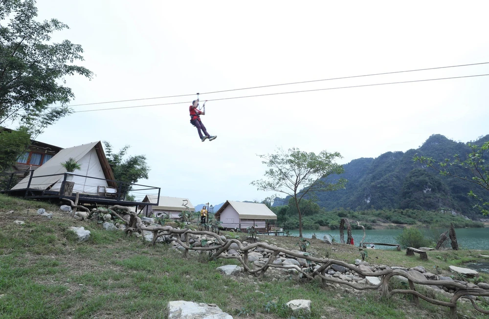 Khách quốc tế phấn khởi bắt đầu hành trình khám phá các địa danh ở Việt Nam - Ảnh 2.