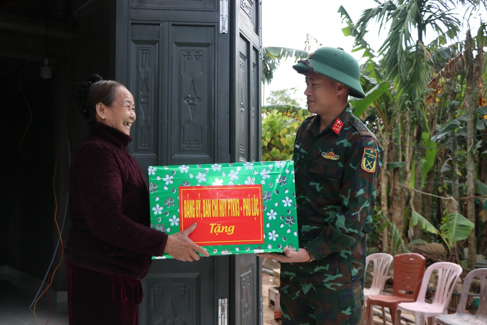 Huế: Niềm vui ngày giáp Tết trong những ngôi nhà mới dựng thần tốc - Ảnh 3.