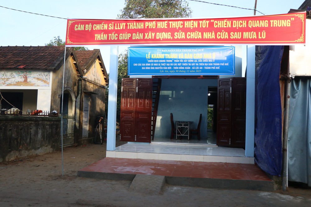 Huế: Niềm vui ngày giáp Tết trong những ngôi nhà mới dựng thần tốc - Ảnh 2.