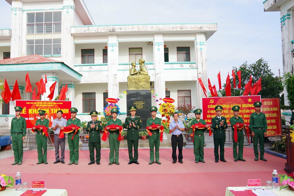 Khánh thành tượng đài “Bác Hồ với chiến sĩ Biên phòng” ở Cà Mau - Ảnh 1.