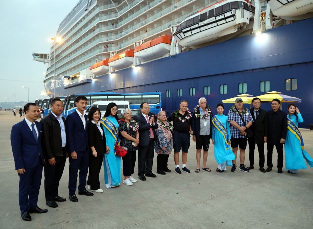 Quảng Ninh đón chuyến tàu du lịch biển ngay đầu năm mới - Ảnh 3. Quảng Ninh đón chuyến tàu du lịch biển ngay đầu năm mới - Ảnh 3.