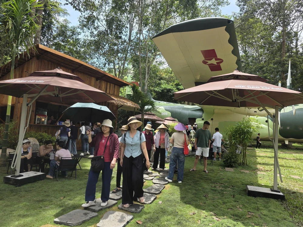 Các điểm vui chơi, giải trí nhộn nhịp du khách trong ngày đầu năm mới - Ảnh 3. Các điểm vui chơi, giải trí nhộn nhịp du khách trong ngày đầu năm mới - Ảnh 3.