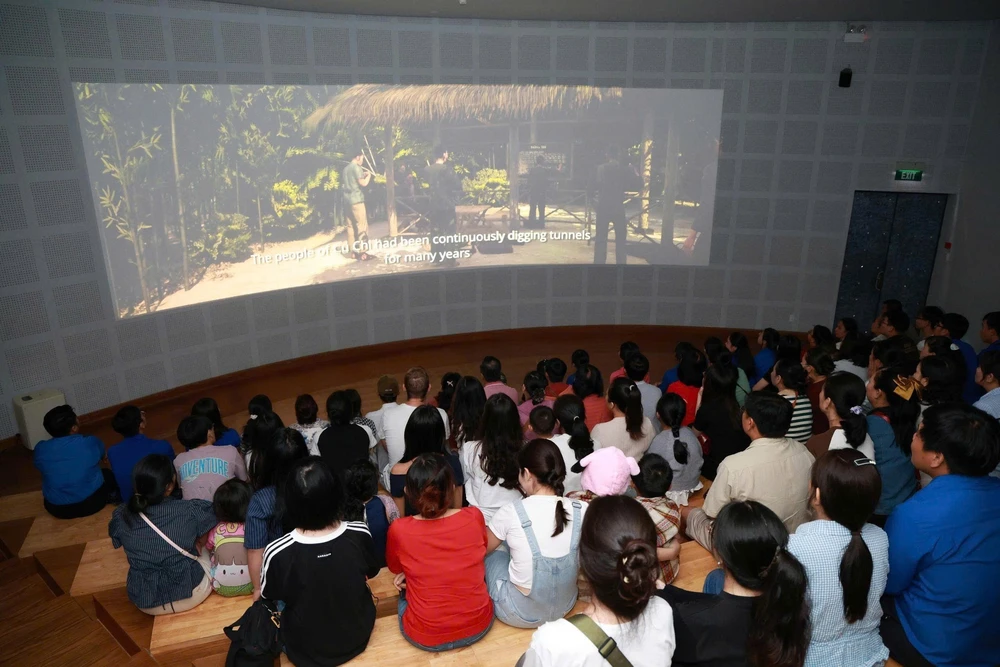 Các điểm vui chơi, giải trí nhộn nhịp du khách trong ngày đầu năm mới - Ảnh 4. Các điểm vui chơi, giải trí nhộn nhịp du khách trong ngày đầu năm mới - Ảnh 4.