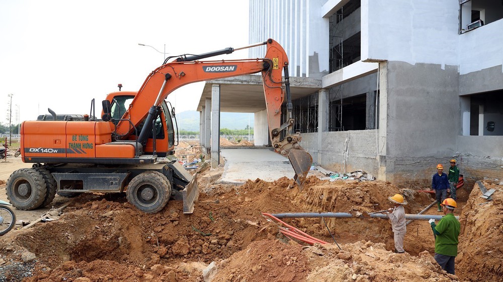 Ngày đầu năm mới rộn ràng trên các công trường trọng điểm - Ảnh 2.