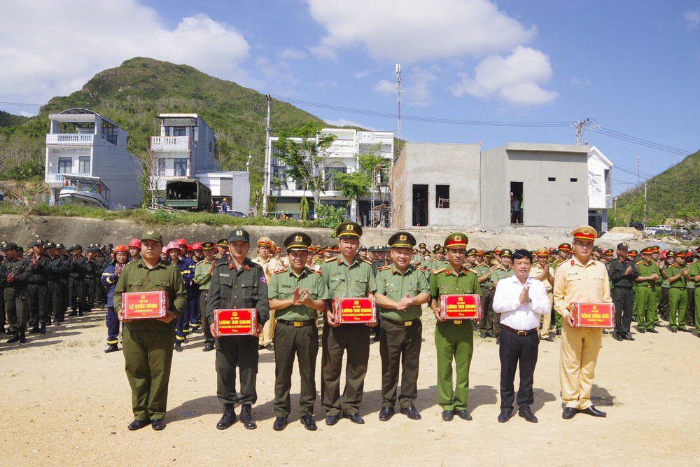 Xung kích thần tốc 15 ngày đêm đẩy nhanh tiến độ xây nhà tặng hộ dân vùng thiên tai - Ảnh 6.