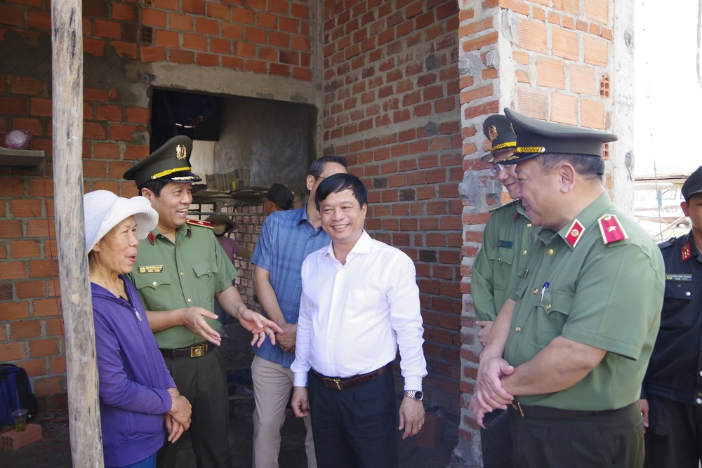 Xung kích thần tốc 15 ngày đêm đẩy nhanh tiến độ xây nhà tặng hộ dân vùng thiên tai - Ảnh 8.