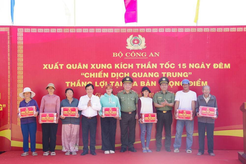 Xung kích thần tốc 15 ngày đêm đẩy nhanh tiến độ xây nhà tặng hộ dân vùng thiên tai - Ảnh 4.