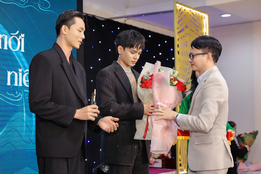 Á vương Vũ Linh và ca nhạc sĩ Ssay Huỳnh gia nhập Gu Vietnam - Ảnh 2. Á vương Vũ Linh và ca nhạc sĩ Ssay Huỳnh gia nhập Gu Vietnam - Ảnh 2.