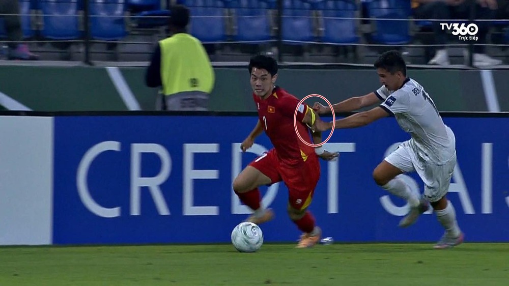 Khoảnh khắc Đình Bắc bị cầu thủ Kyrgyzstan 'giật' băng đội trưởng gây bão mạng xã hội - Ảnh 2.