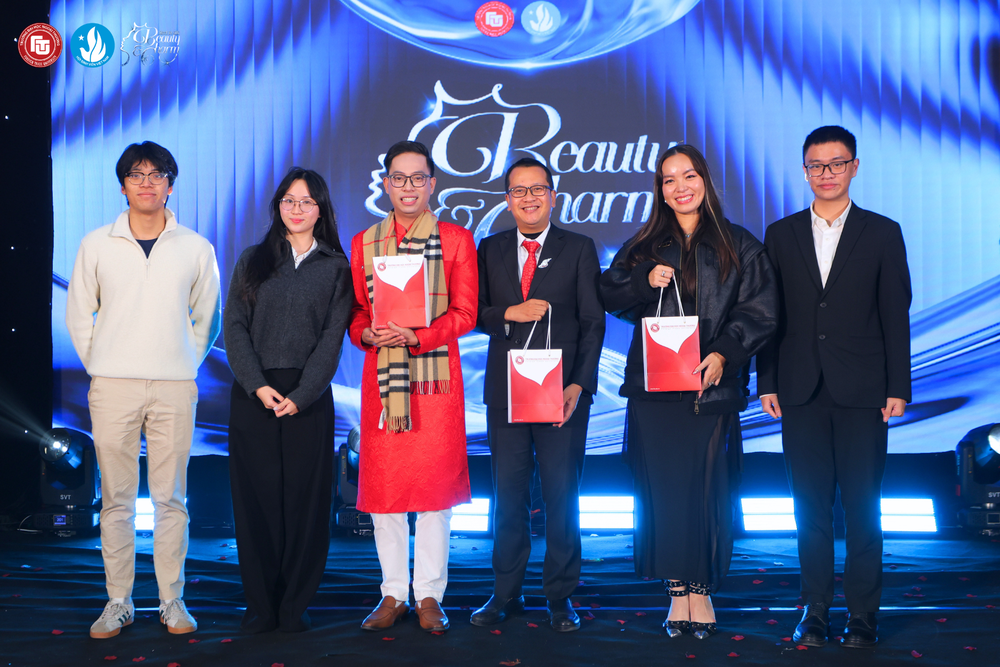 Nữ sinh ngoại thương thể hiện tài sắc qua vòng thi tài năng duyên dáng ngoại thương 2025 - Ảnh 1.