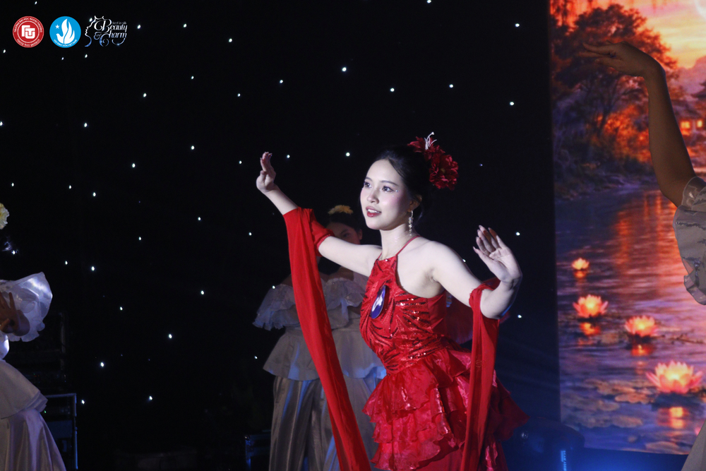 Nữ sinh ngoại thương thể hiện tài sắc qua vòng thi tài năng duyên dáng ngoại thương 2025 - Ảnh 3.