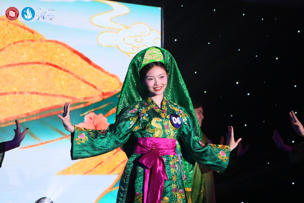 Nữ sinh ngoại thương thể hiện tài sắc qua vòng thi tài năng duyên dáng ngoại thương 2025 - Ảnh 4.